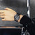 G-Shock-armbandsur på handleden: svart gummiarmband och silverfärgat metallhölje