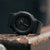 Svart G-Shock damklocka med rund urtavla och armband i gummi.