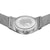Baksida på en silverfärgad herrklocka med ingraverad emblem, Milanese-armband