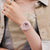 Damklocka på handleden, rosa silikonband och urtavla med digital display