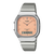 Casio Armbanduhr mit silbernem Metallarmband und pfirsichfarbener Analog-Digital-Anzeige