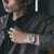 Seiko herrarmbandsur på handleden, metallarmband och blå digital urtavla
