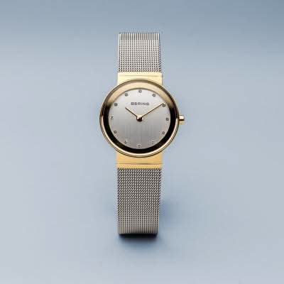 "Damklocka med silverfärgat Milanese-armband, beige boett och vit urtavla"