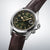 Seiko Prospex herrur med mörkgrön urtavla och brunt läderband, detalj