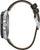Herrarmbandsur med silverfärgat hölje och svart läderarmband, sidovy.