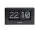 Modern bordsklocka med LED-display, svart metallhölje, siffrorna 22 och 10