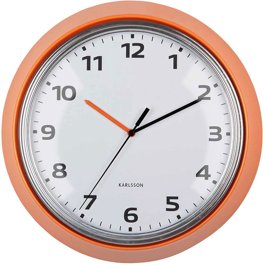 Väggklocka med orange hölje, vit urtavla och svarta visare