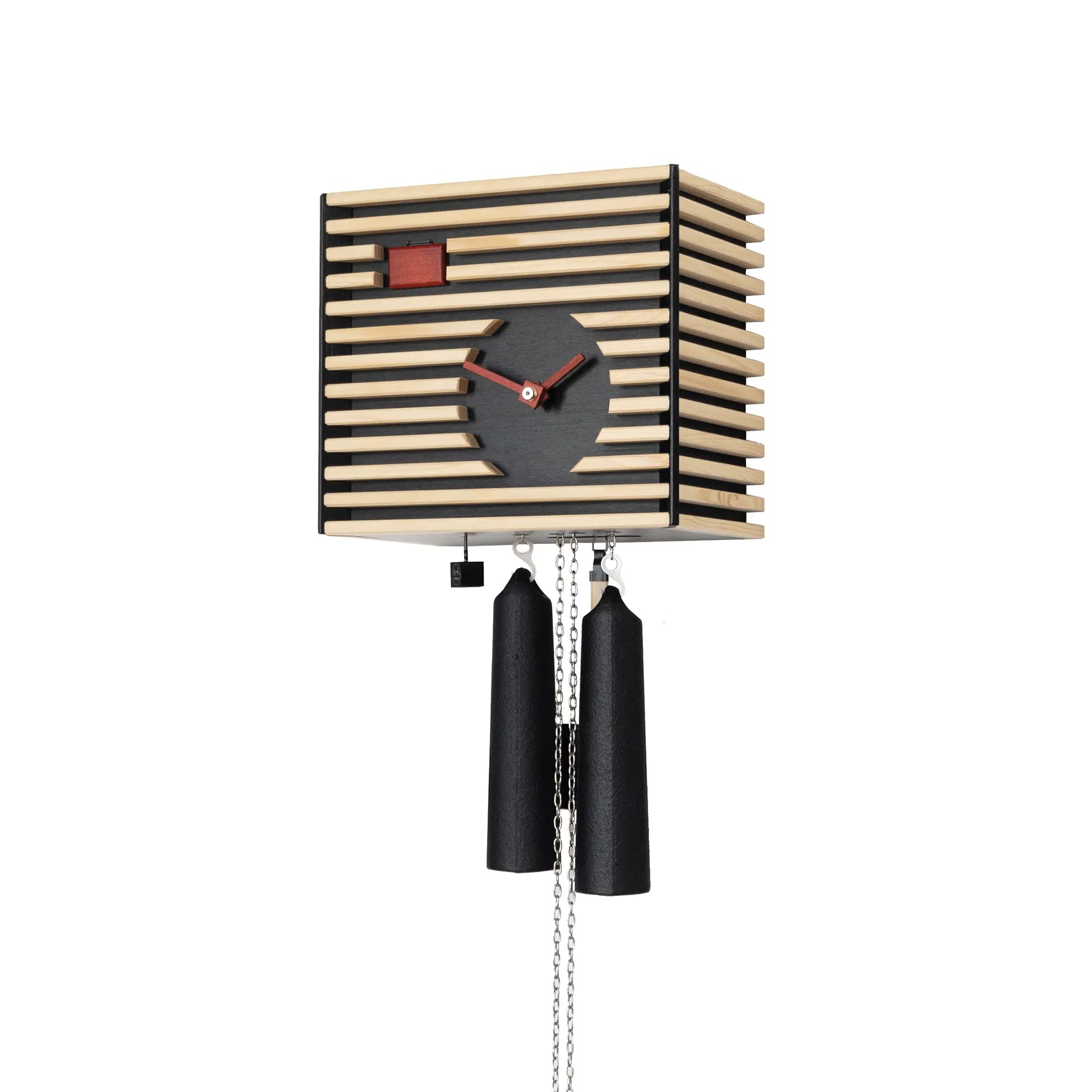 Wanduhr mit Holzlamellen, schwarzem Zifferblatt und drei schwarzen Pendelgewichten