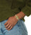 Damklocka på handleden med guldfärgat mesh-armband och digital display