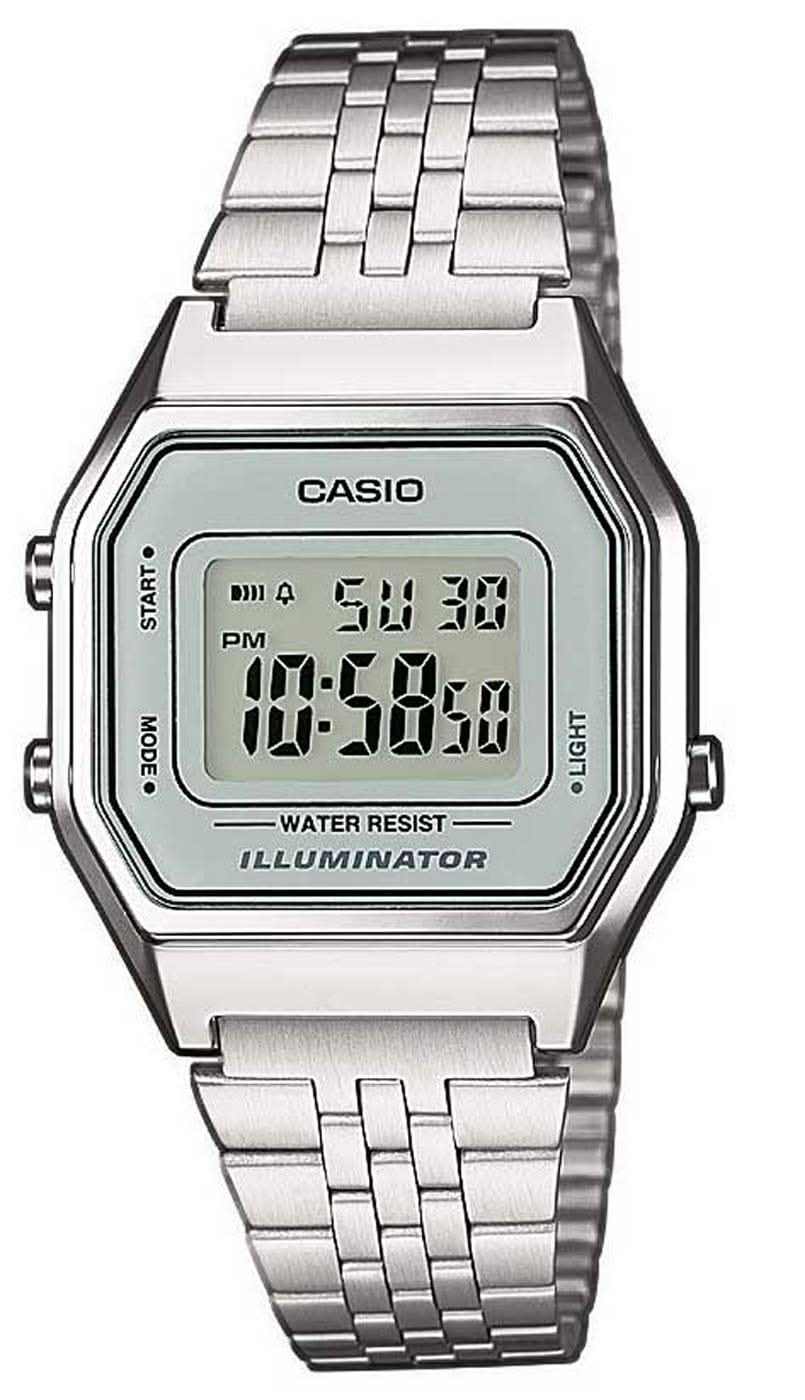 Silverfärgad digital klocka med metallarmband och rektangulär LCD-display
