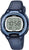 Digital CASIO-armbandsur i mörkblått med belyst LCD-display och knappar