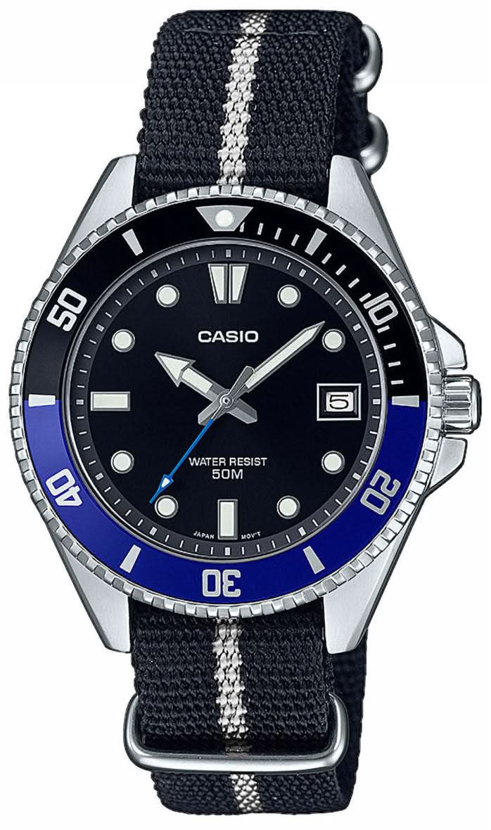 Casio dykarklocka med mörkblå urtavla, vridbar ring och mörkblå/vit nylonrem