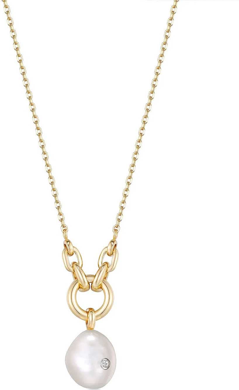 "Gyllene halsband med pärlhänge och dubbel ringdetalj"