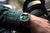 Herrarmbandsur med grön urtavla och brunt läderarmband på handleden