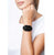Smartwatch på handleden med svart armband och rektangulär display, tid 12