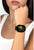 Unisex smartklocka på handleden med svart silikonarmband och gul urtavla