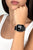 Unisex smartklocka på handleden med svart urtavla och svart silikonarmband