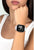 Smartklocka på handleden med svart urtavla och vitt silikonarmband