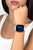 Unisex smartwatch på handleden, rund skärm med blå siffror