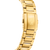 Detaljerad vy av det guldfärgade klockarmbandet med spänne och präglad logotyp