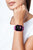 Smartklocka med rosa silikonarmband på handleden, skärm med tiden 10:09