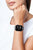 OPS! Smartklocka på handleden med grått armband och mörk display