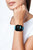 Smartklocka på handleden med turkos silikonarmband, urtavla med klockan 10:09.