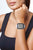 Unisex smartwatch på handleden, vitt armband och strassinfattning