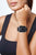 "Smartklocka på handleden med svart armband och rektangulär display"
