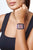 Unisex smartwatch på handleden med fyrkantig urtavla och lila kant