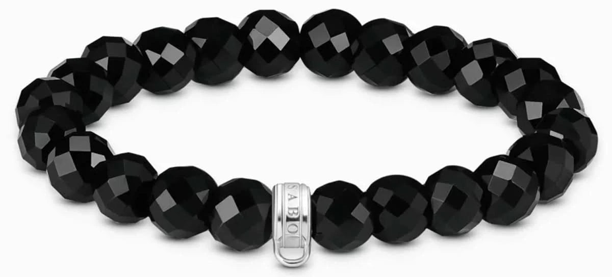 Armband med facetterade ovala svarta pärlor och silverfärgad berlockögla