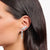 Lång earclimber med stenprydd earcuff på örat, silverfärgad, klara stenar