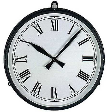 Väggklocka med rund urtavla, romerska siffror och svarta visare, svart ram