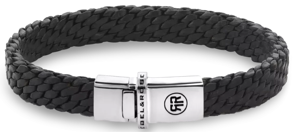 Svart flätat läderarmband med magnetlås i silver, rektangulärt spänne.