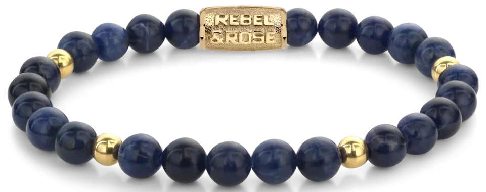 Armband av blå sodalitpärlor med guldfärgade element och lås från Rebel&Rose