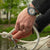 Herrklocka på handleden: svart läderarmband, silverfärgad urtavla med färgglada markeringar