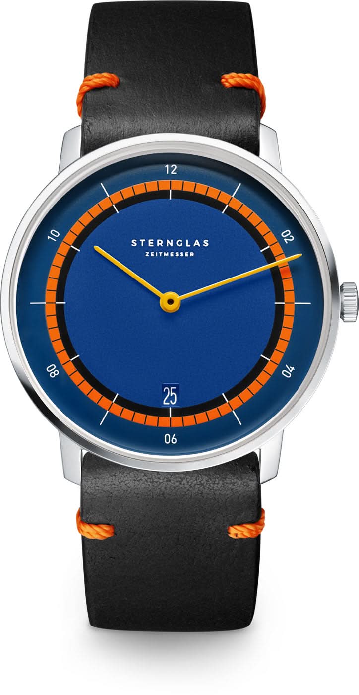 Herrklocka med blå urtavla, orange indexmarkeringar och svart läderarmband