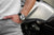 Armbandsur med svart läderarmband och silverfärgat kronografboett
