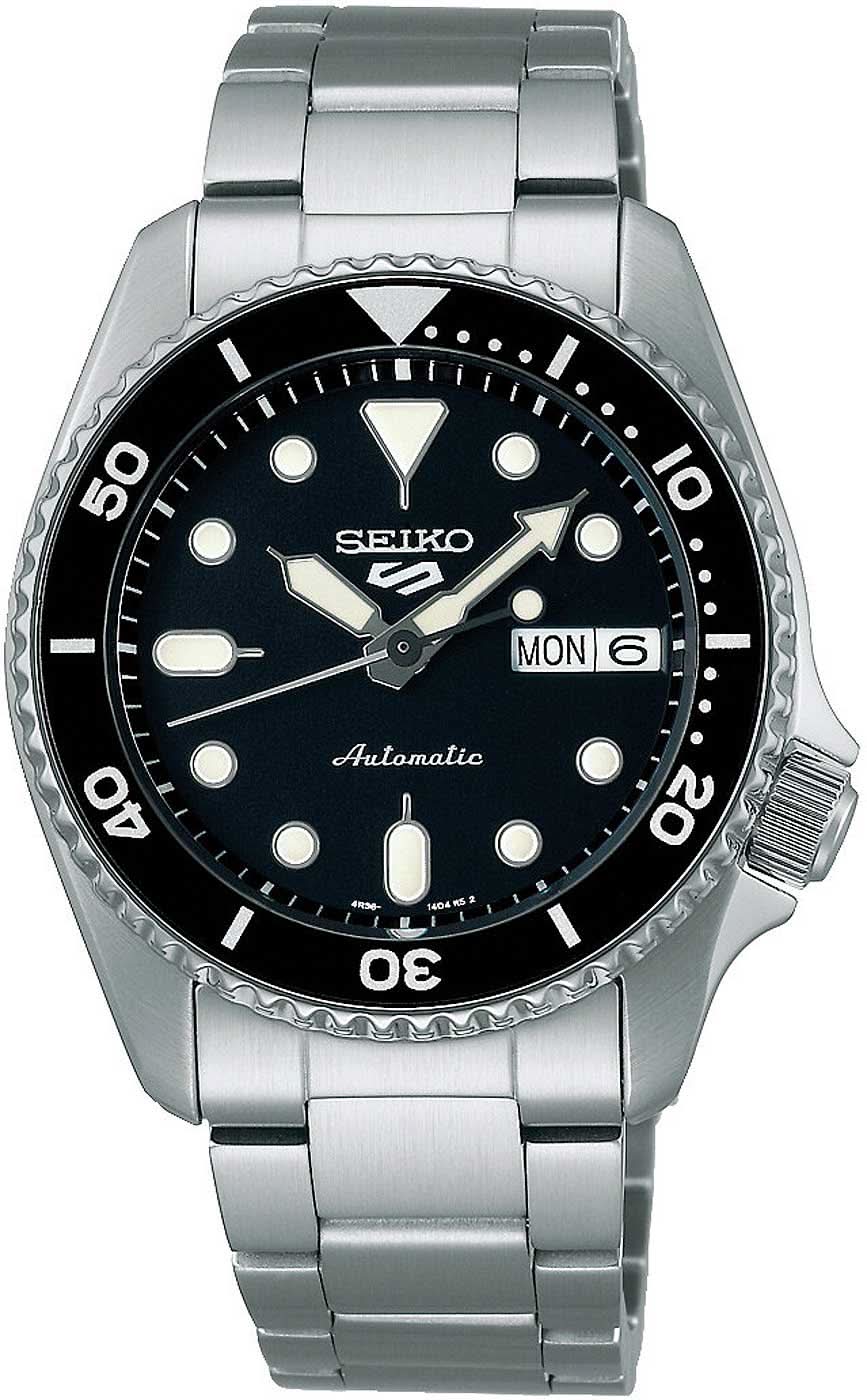Seiko herrur med svart urtavla, stållänk och datumvisning "MÅN"