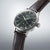 Seiko Presage herrklocka från sidan, mörkgrön urtavla med läderarmband.
