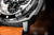 Herrklocka med detaljerad infattning, markeringar och svart boettdetalj, brunt armband