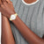 Tommy Hilfiger Damen-Armbanduhr am Handgelenk, mit goldenem Armband und hellem Zifferblatt