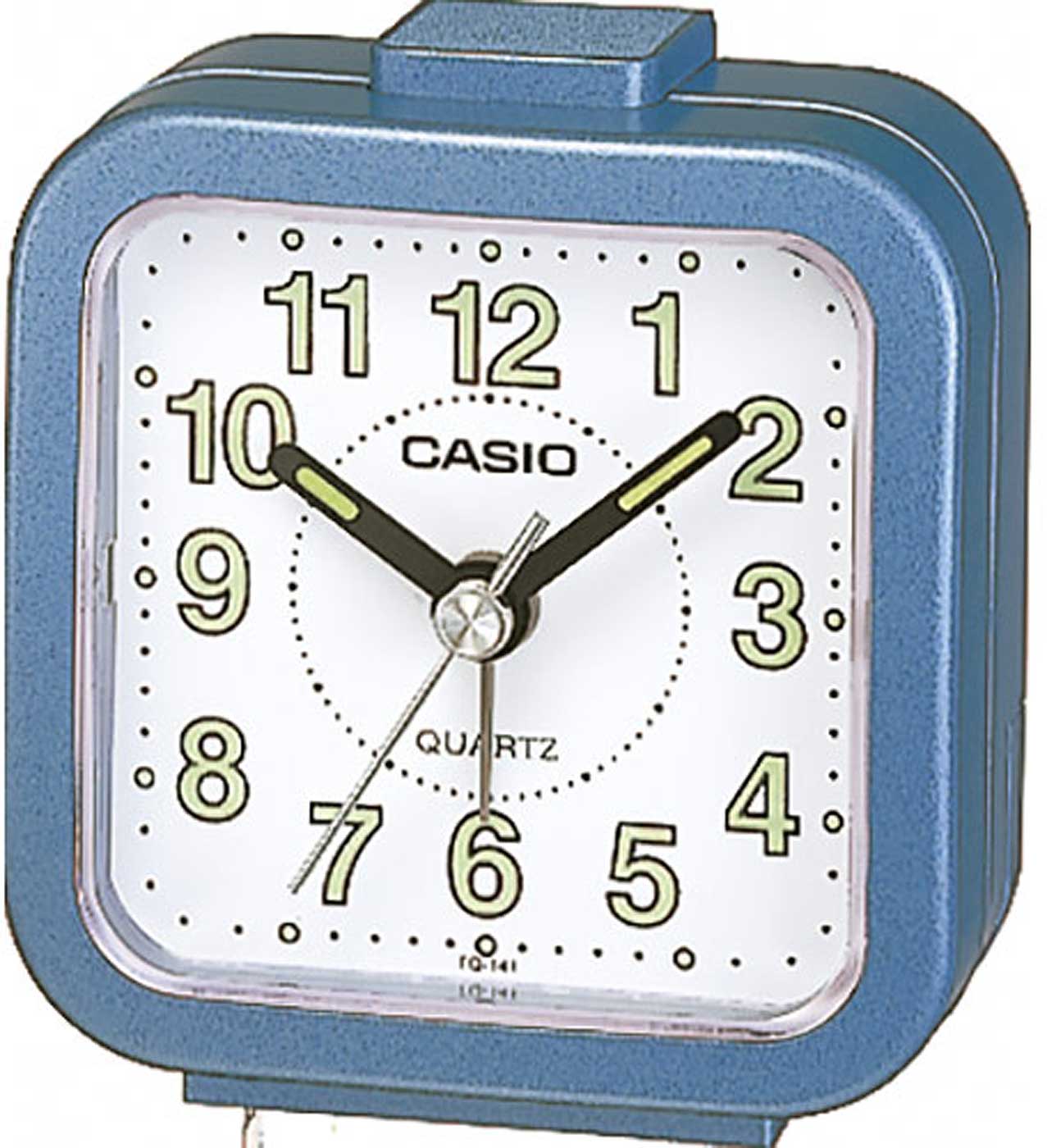 Casio reseväckarklocka med blått plastfodral, vit urtavla och analoga visare.
