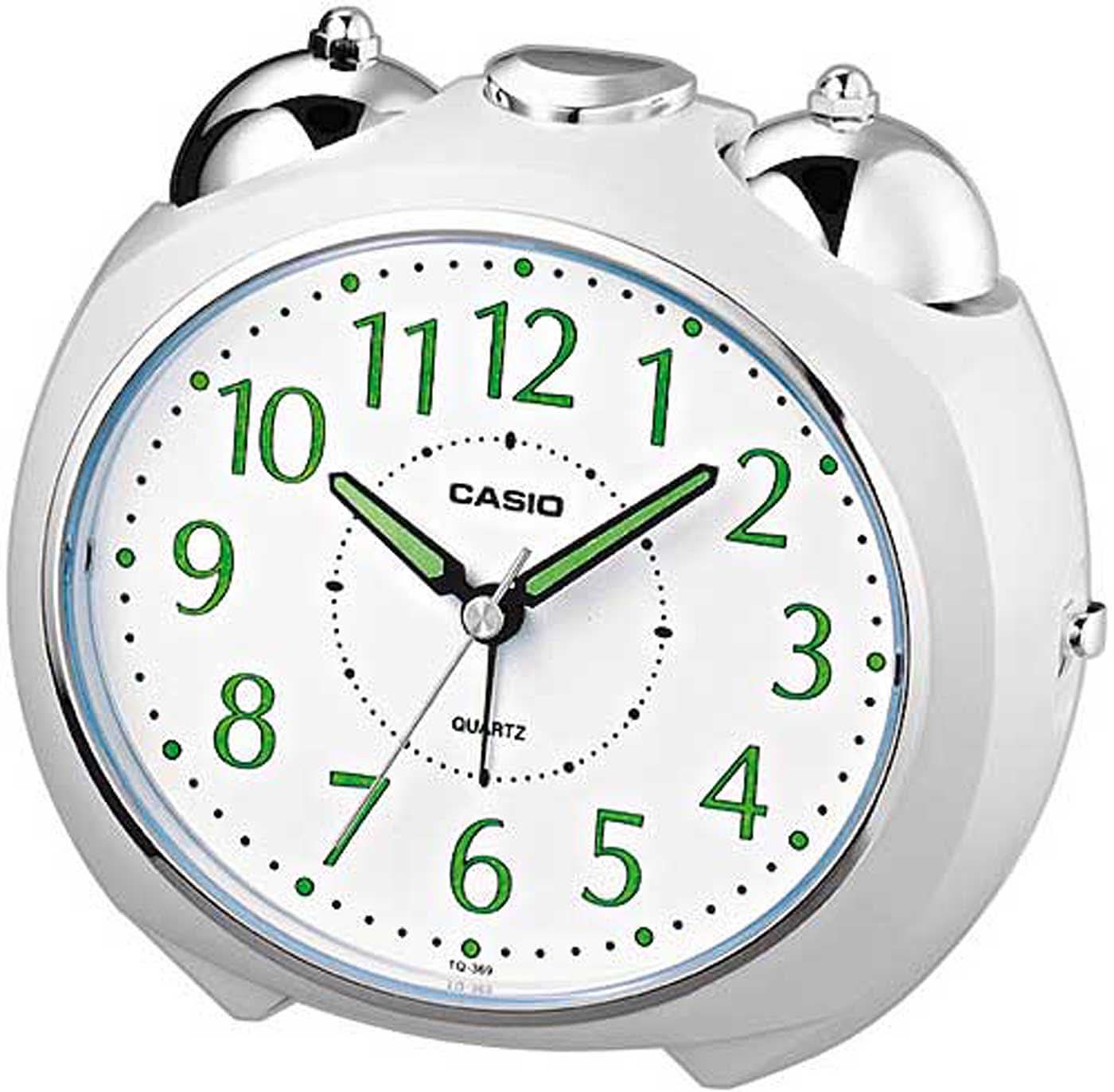 Analog Casio-väckarklocka med vitt hölje, grönt självlysande urtavla och sekundvisare