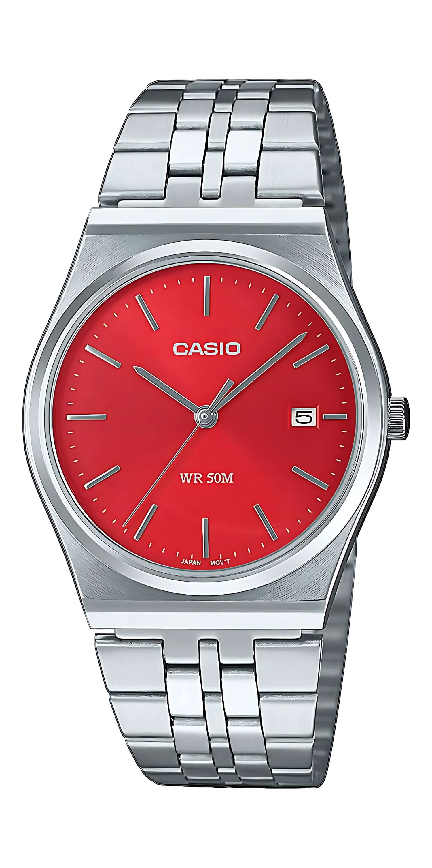 Analog Casio-klocka med armband i rostfritt stål, röd sunray-urtavla och siffror vid 5
