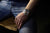 Herrarmbandsur på handleden: runt boett med mörk urtavla, läderarmband