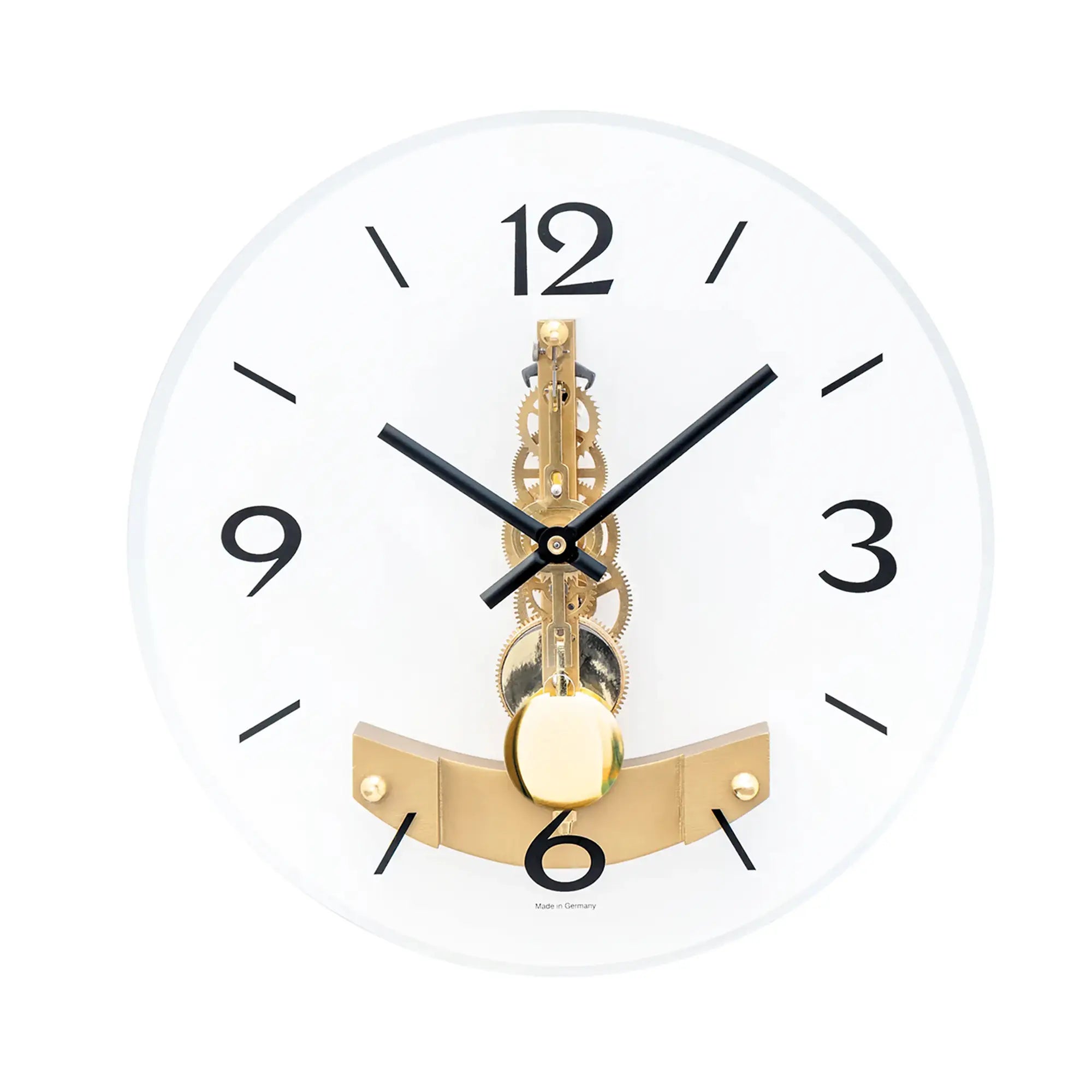 Väggklocka med rund vit urtavla, svarta visare och gyllene urverk