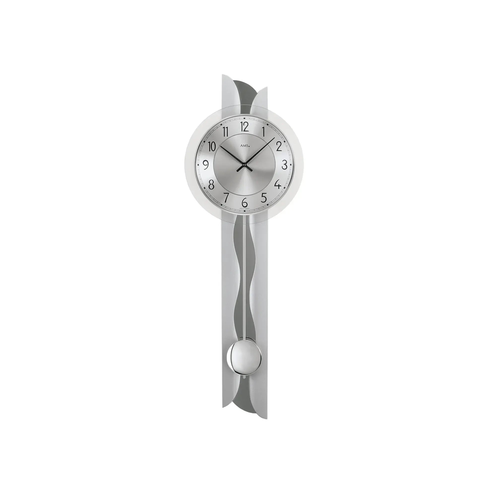 Silberne Wanduhr mit rundem Zifferblatt und pendelnder Kugel