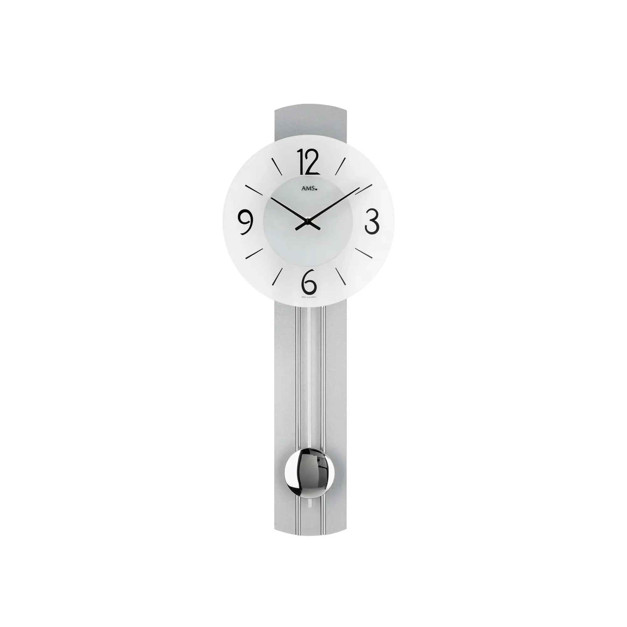 Wanduhr mit weißem Zifferblatt, schwarzen Zeigern und silbernem Pendelwerk