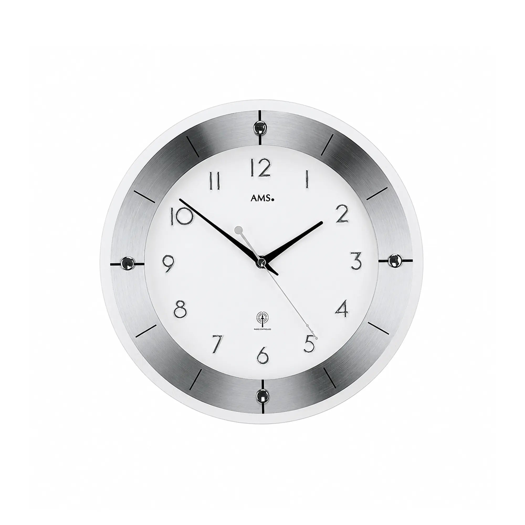 Silberne Wanduhr mit facettiertem Rand und weißem Ziffernblatt, arabische Zahlen